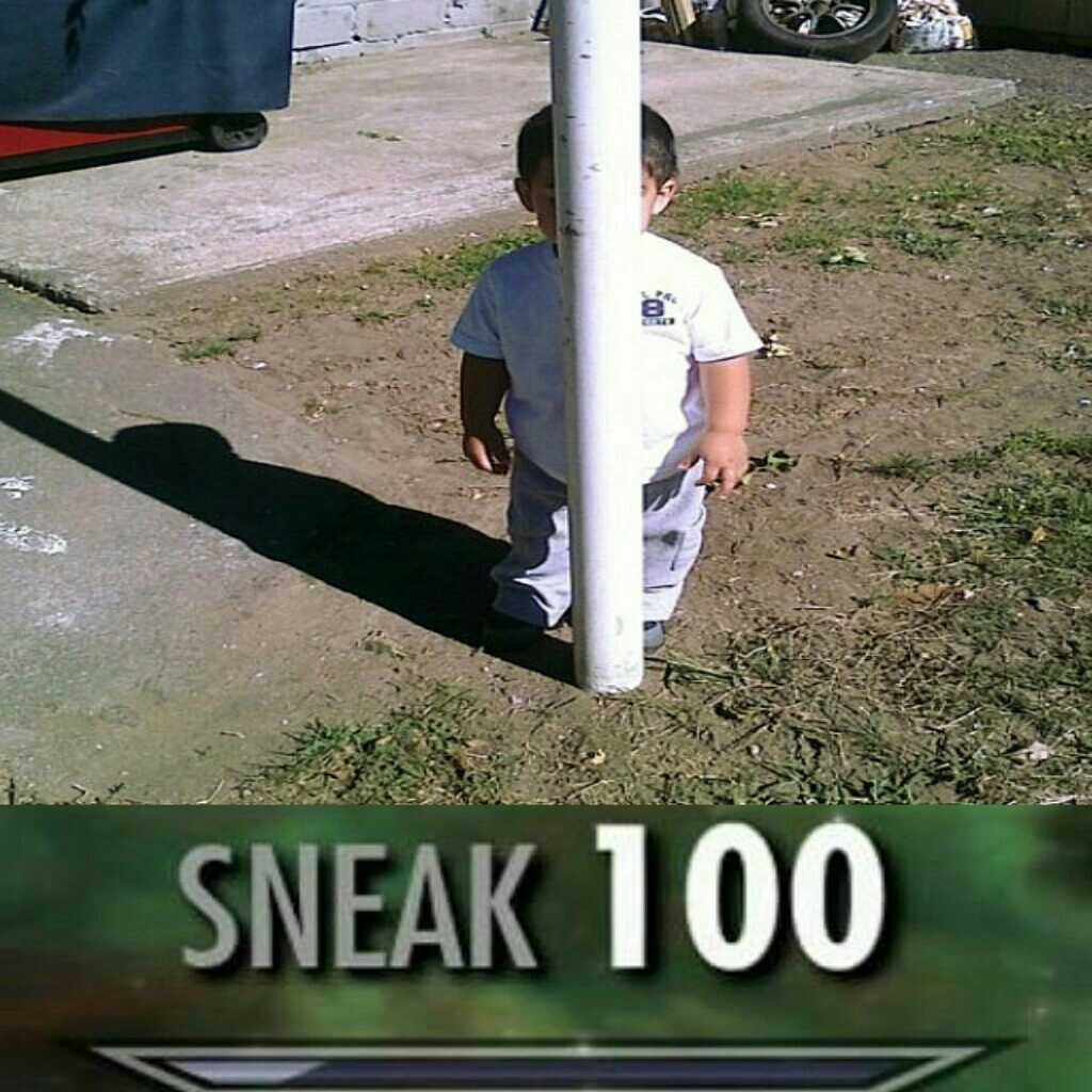 Meme Sneak 100 - personagem furtivo com barra de stealth cheia, representando o desenvolvedor que passou a gambiarra em code review